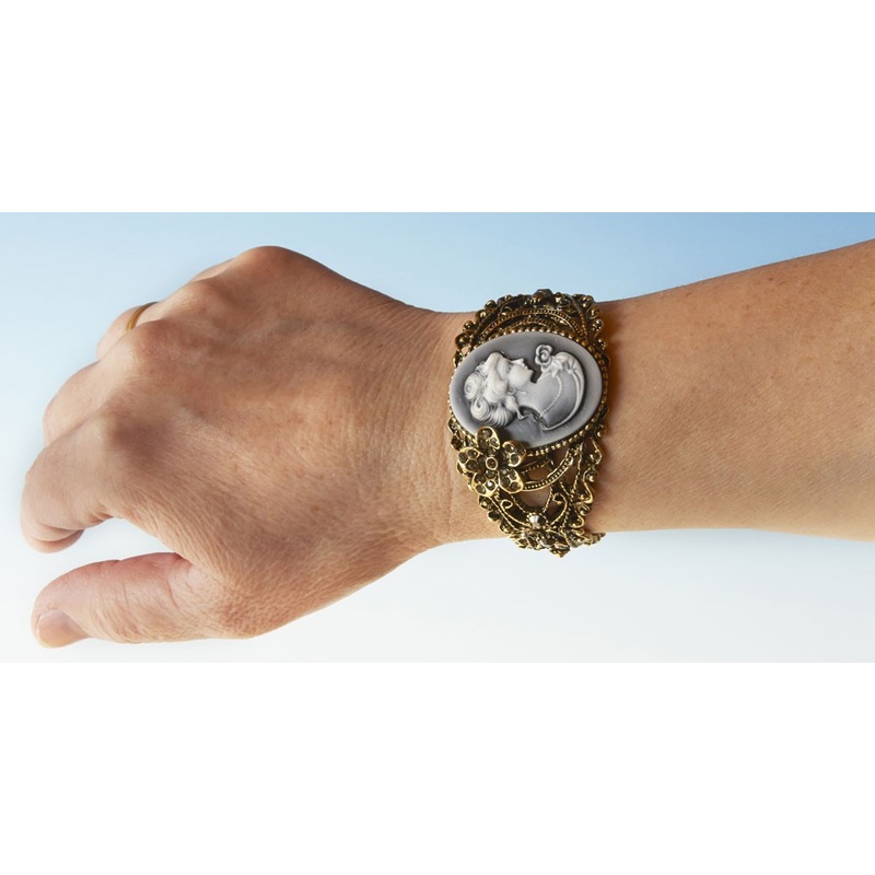 Playful camellias bracelet