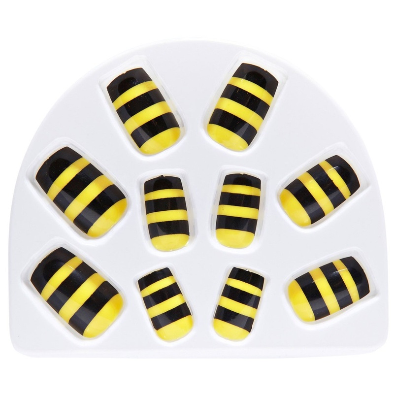 Fingernails with bee pattern
