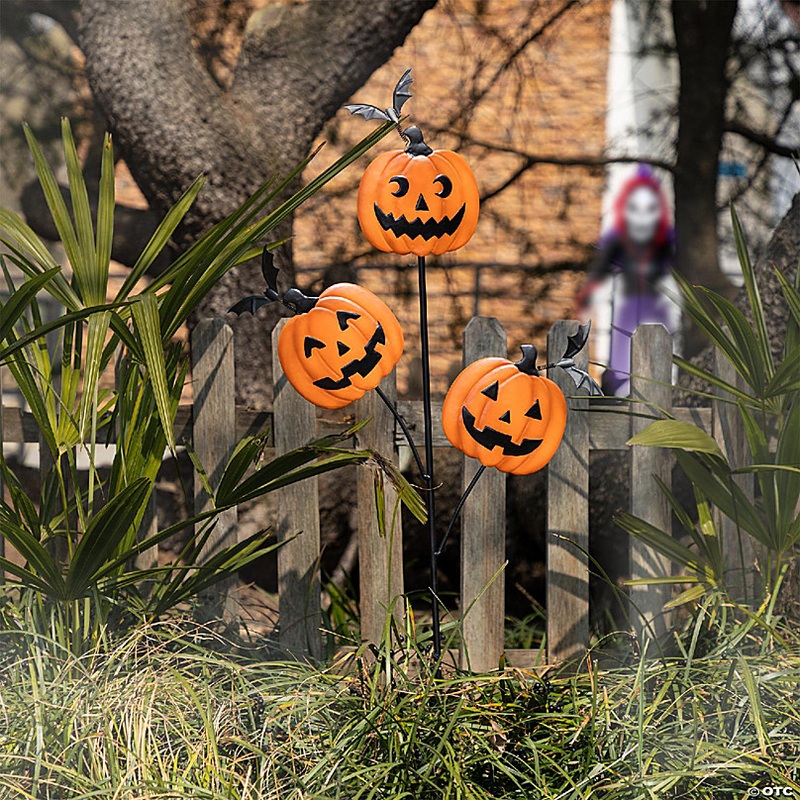 Glitzhome Set of 4 39.50H Halloween Metal Pumpkins w/Spring Bats Yard Stake (KD)