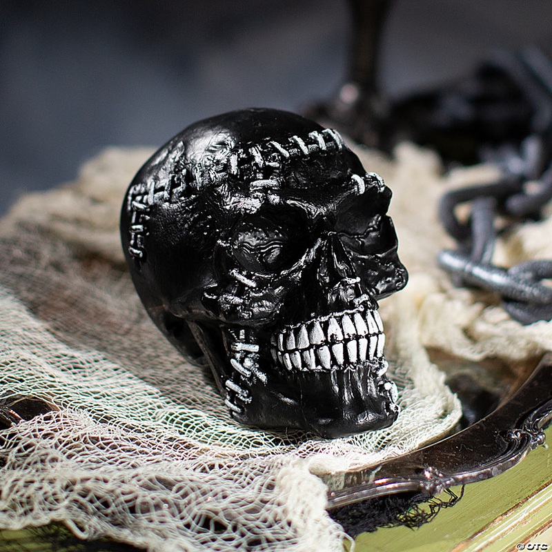 5 1/2 x 7 1/2 Creepy Black Skull Plastic Halloween Decoration